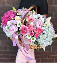 Композиция солнечный день в Новокуйбышевске Самарская область Цветочная композиция из Розы, Хризантемы, Пионы и Лизиантусы в корзине в Новокуйбышевске Самарская область