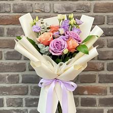 Букет цветов из:  Лизиантусы и Розы в Новокуйбышевске Самарская область