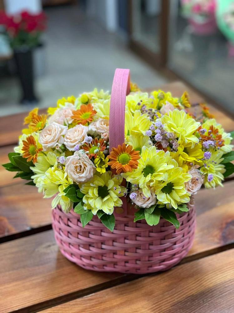Цветочная композиция из Хризантемы и Розы в корзине в Новокуйбышевске Самарская область