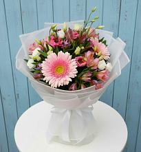 Букет цветов из:  Герберы, Альстромерии и Лизиантусы в Новокуйбышевске Самарская область