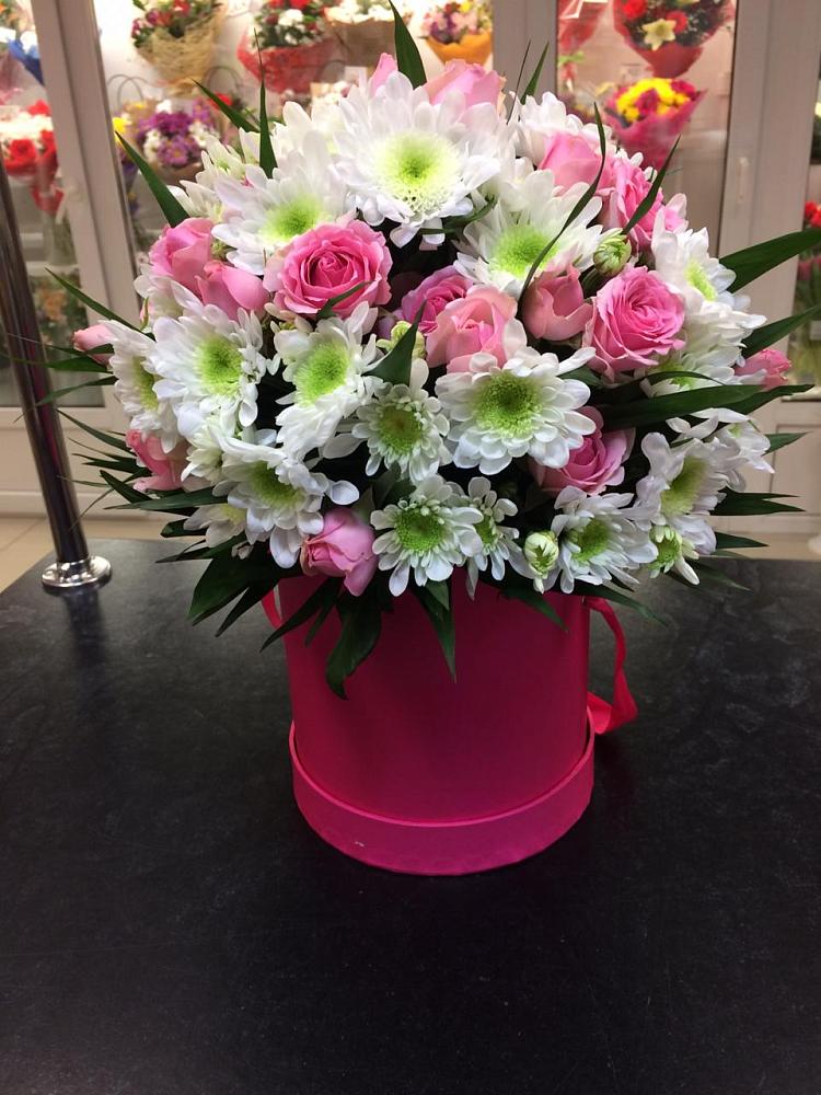 Цветочная композиция из Розы и Хризантемы в шляпной коробке в Новокуйбышевске Самарская область