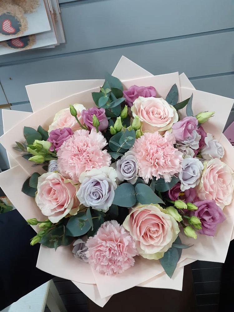 Букет цветов из: Розы, Гвоздики и Лизиантусы в Новокуйбышевске Самарская область