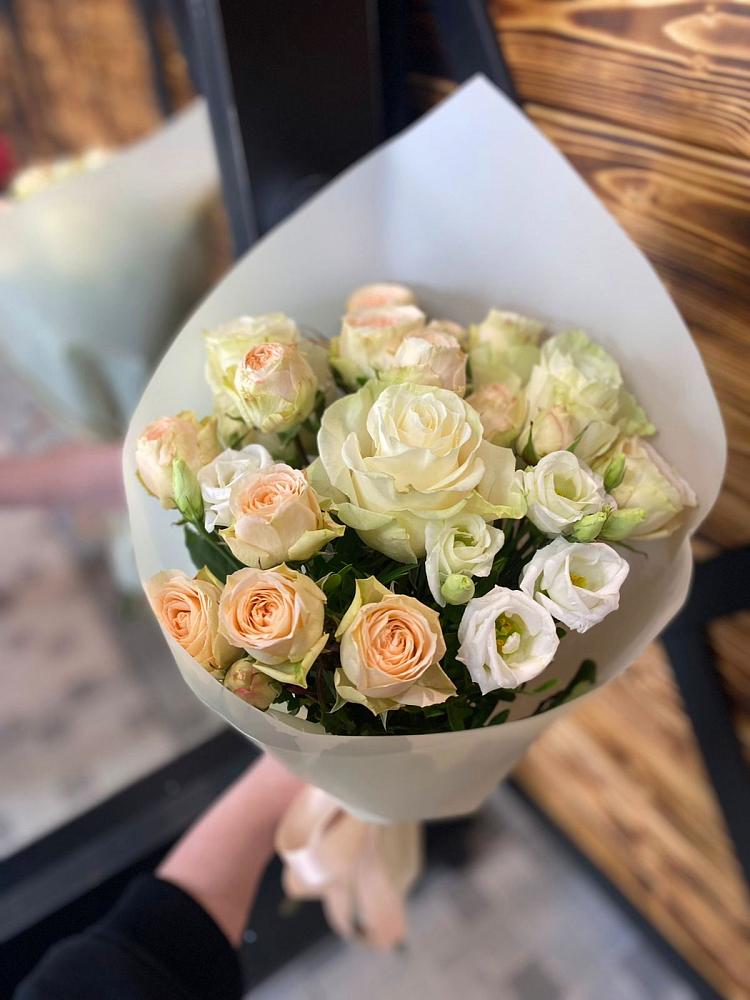 Букет цветов из: Розы и Лизиантусы в Новокуйбышевске Самарская область